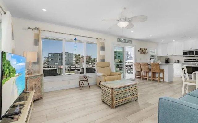 920 Bay Breeze Bungalow: Stunning Bay View Home W/ Heated Pool! 2 Bedroom Home