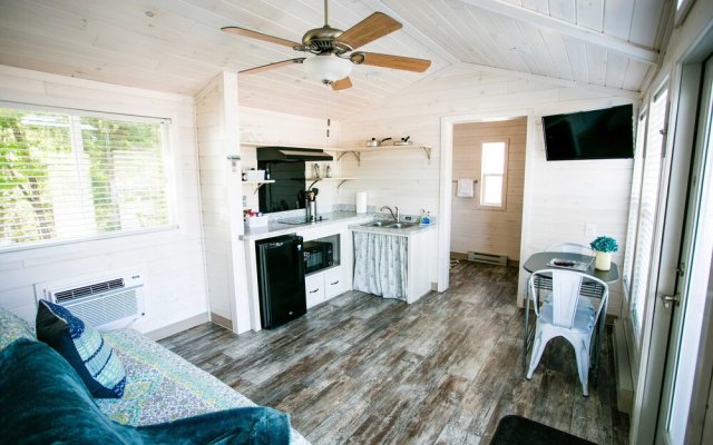 Lakefront Property One Bedroom Cabin #4 at Long Cove Resort by Redawning
