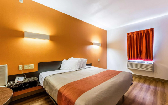 Motel 6 Jourdanton, TX