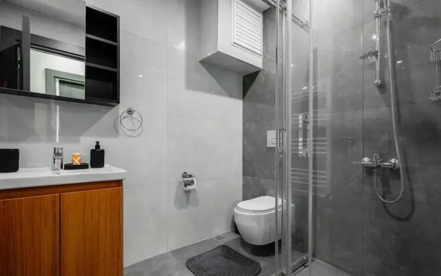 Stylish Flat w Balcony Near Lara Beach