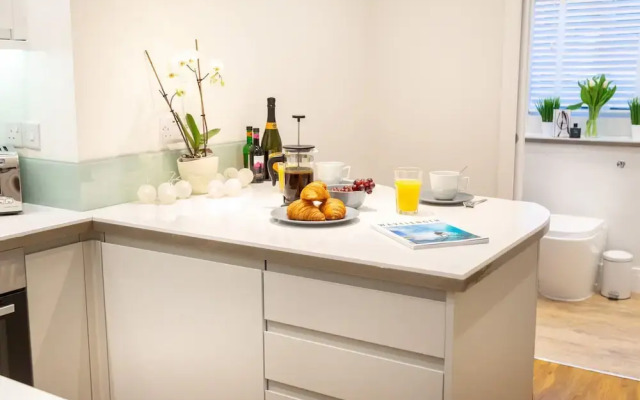 Central Plymouth Apartment By University