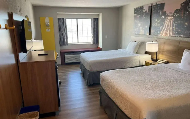 Days Inn - Near Kansas Speedway