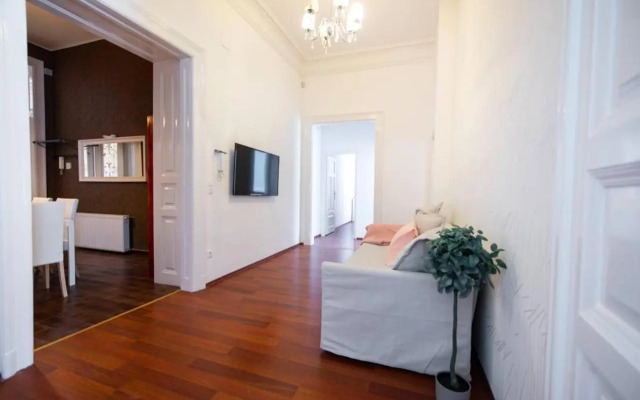 Very central convenient large AC place