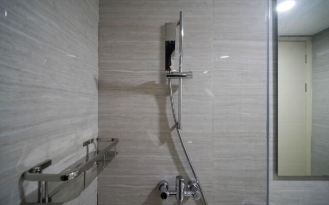 Spacious Studio At La Riz Supermall Mansion Apartment