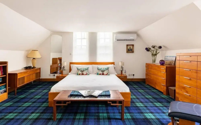 Stunning Luxury Duplex With Hot Tub and Aircon