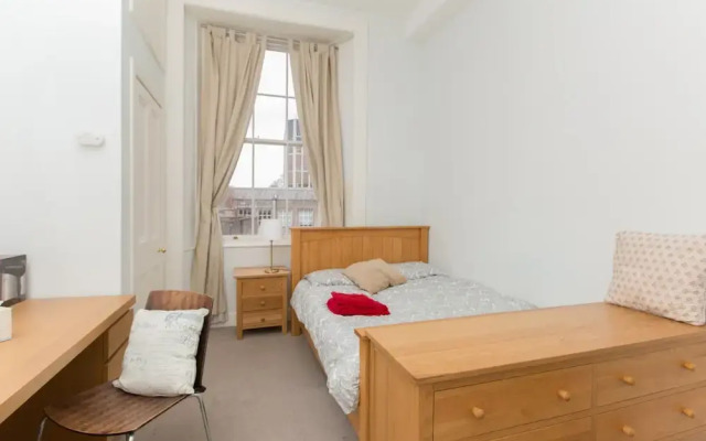 Spacious, Bright 5-br Flat for 10 in Edinburgh