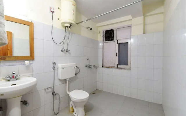 OYO 13586 Hotel Monarch