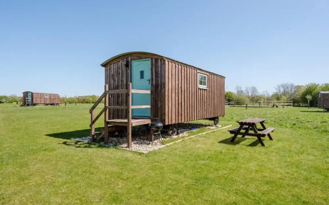 Honeysuckle Farm Hut 7 - Suffolk Farm Holidays