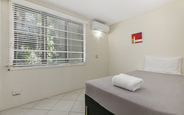 Hop, Skip, Jump Away From Hastings - Unit 6 Descola 6 Noosa Drive – Guest Rooms – Noosa Heads
