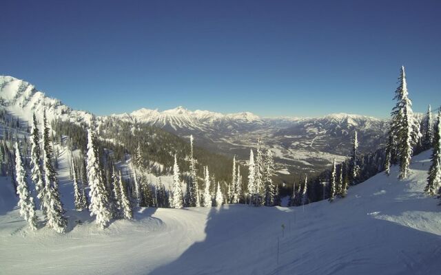 Fernie Slopeside Lodge