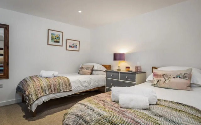 The Cwtch Apartment - Sea Views Walk to Beach