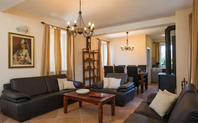 Beautiful 4-bed Villa for up to 10 Guests