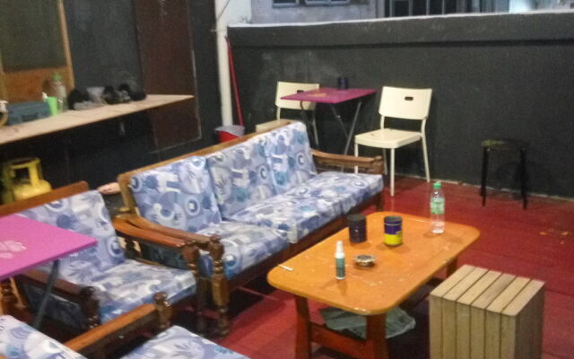 The Longhouse Travellers Inn - Hostel