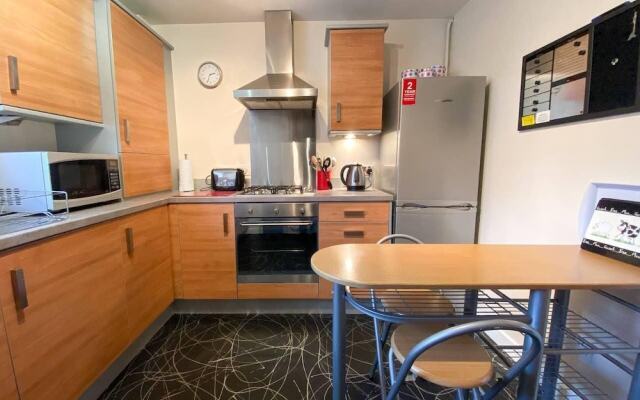 Glasgow Ellerslie Path 2bd Home - Parking