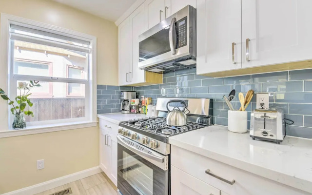 Sunny Oakland Retreat w/ Patio & Cute Garden!