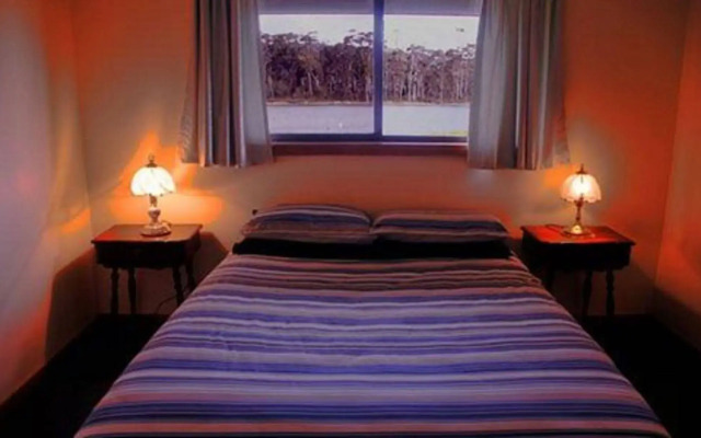 Lake Yalleena Nature Retreat