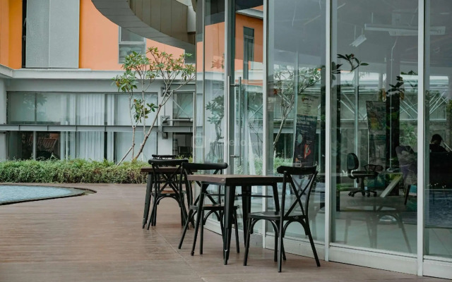 Apt Pejaten Park 2 BR Luas dgn Swim Pool & Netflix
