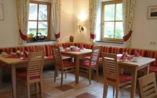 Almchalet Alpenflora