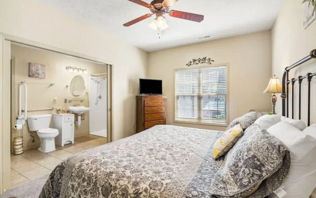 Honey Bee Inn w - Communal Amenities & More!