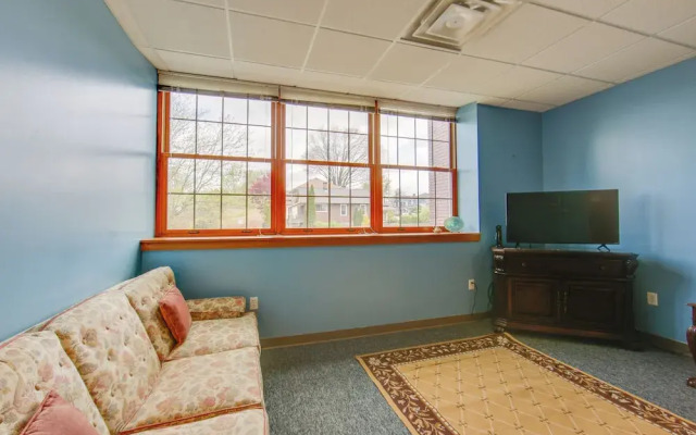 Conference Center & Pond: New Kensington Apartment