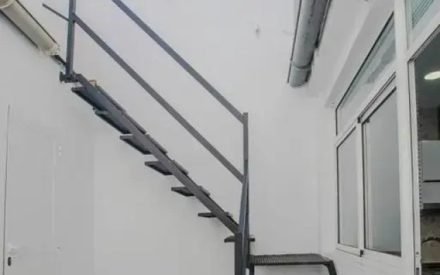 Domus Deorum- a 200 m del Teatro Romano