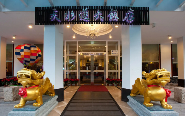 Lakeside Resort Hotel