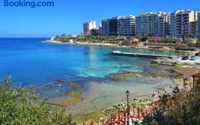 Modern Studio Central Location