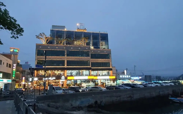 Owl Hotel
