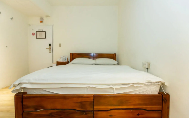 Mr Lobster's Secret Den Design Hostel