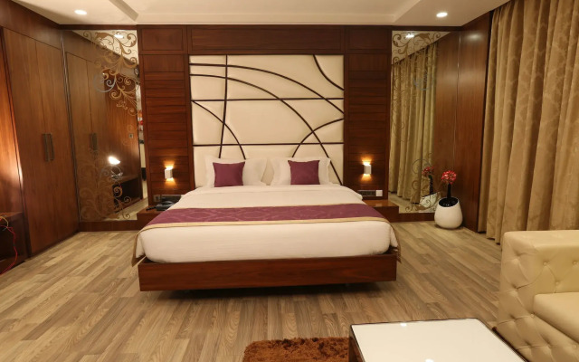 M Crown Hotel