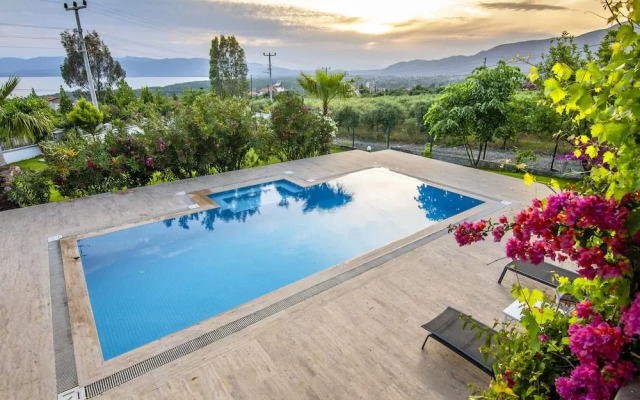 Calypso Lakeview Villas