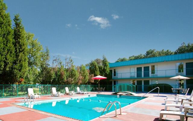 Econo Lodge Inn & Suites