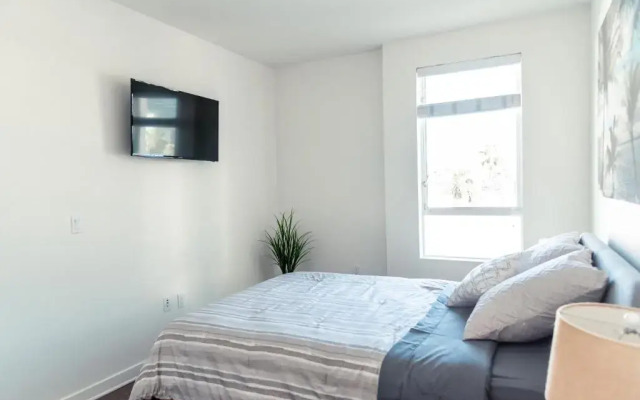 Santa Monica 2 Bed/ 2 Bath