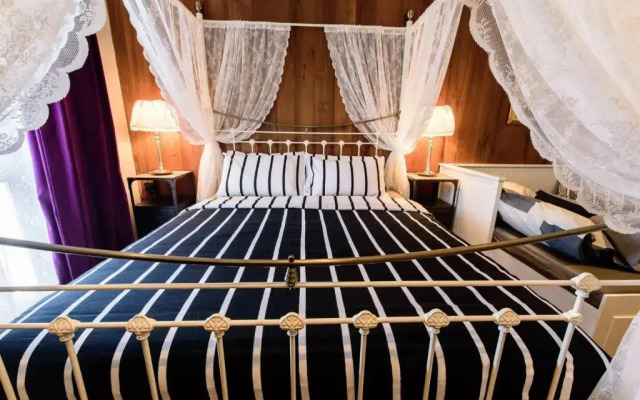 Rimrabeang Amphawa Cafe and Suite