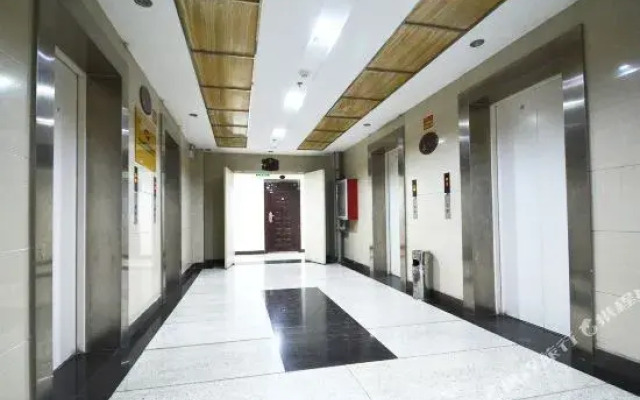 Zhengzhou Baiyue Nianhua Hotel (Jingsan Road Provincial People's Hospital Subway Station)