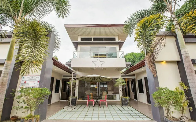 OYO 489 Casa Mia Hotel Suites