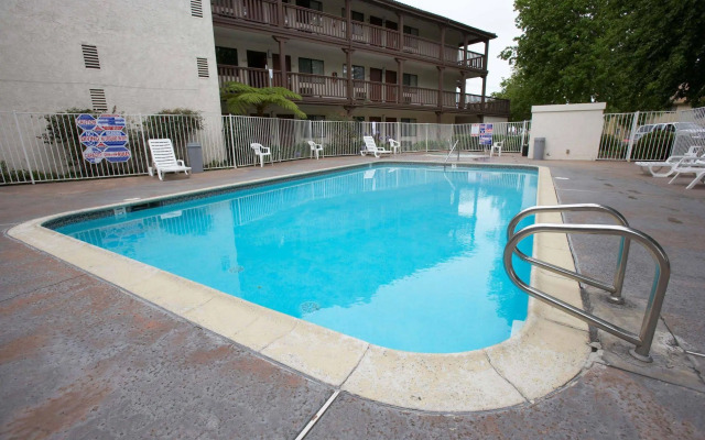 EZ 8 Motel South Bay