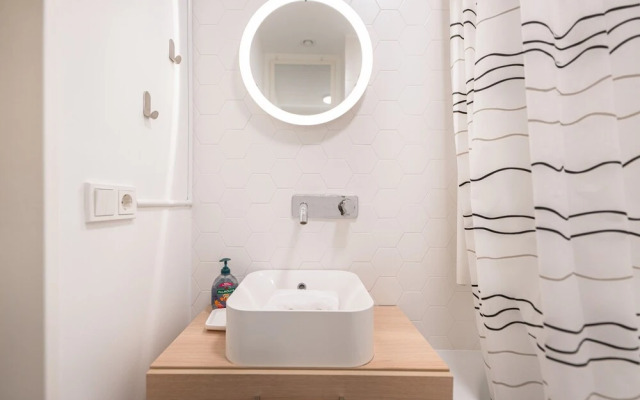 Designer 1BR Apartment with Pool & Prkg