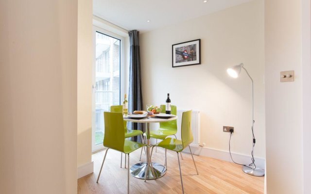Luxurious Canary Gateway Serviced Apartment