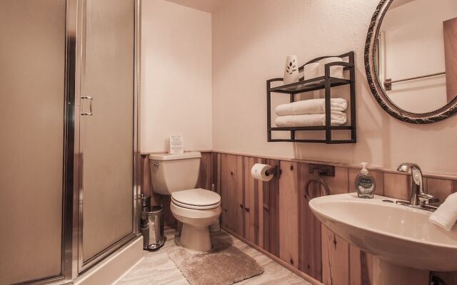 Whispering Winds Apartment 3 NW Comfy Cabins