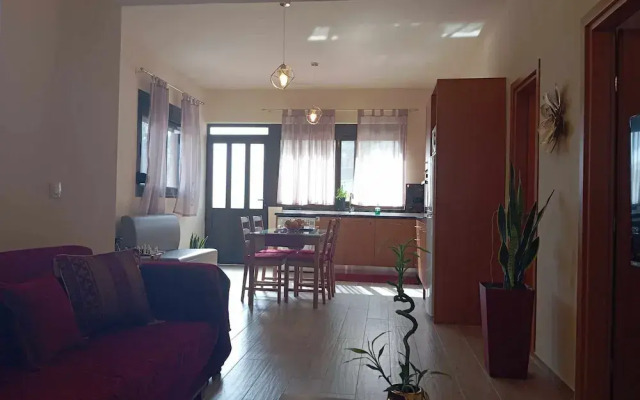 Casa Terra is Near Hillside Area Airport Beach