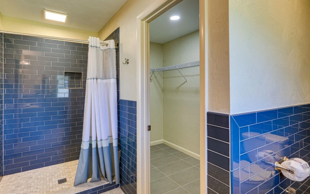 Mid-Century Modern Lakeland Retreat W/ Smart Tv!