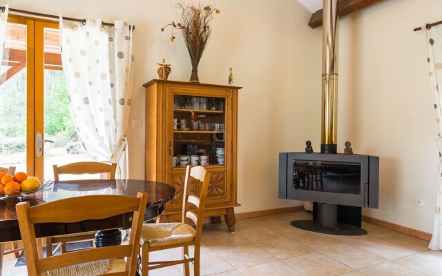 Quaint Holiday Home in Blanquefort-sur-briolance With Pool