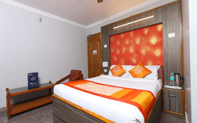 OYO 8828 Holidays Dollars Grand