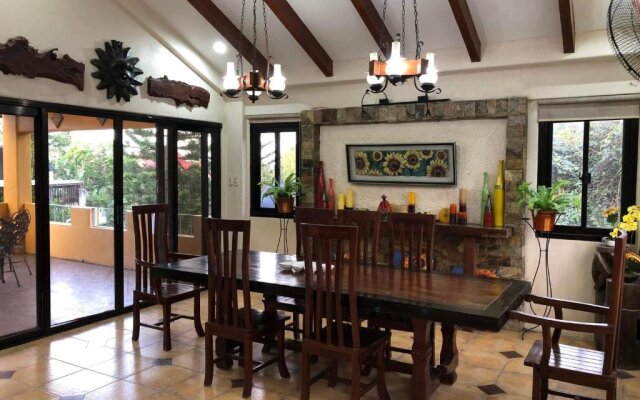 Tagaytay BNR Guesthouse 4BR With Balcony 12-14 Guest