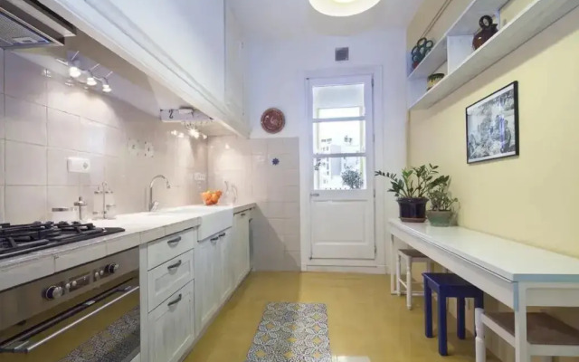 Centric Unique Bohemian 3 BR Apartment - HOA 42136
