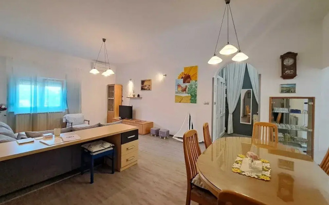 Spacious Urban Retreat Apartment With Terrace