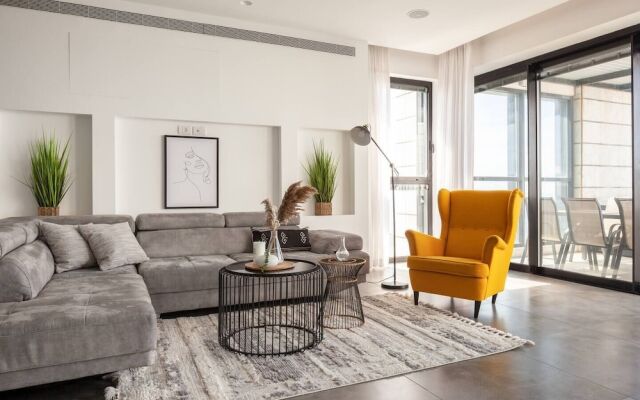 Luxury Penthouse on High Floor with Hot Tub