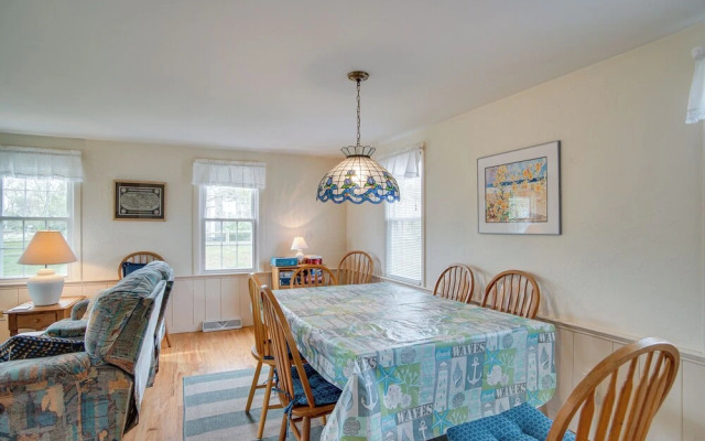 Walk to Beach: Chatham Getaway w/ Sunroom!