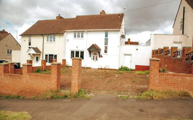 Immaculate 3-bed House in Dudley